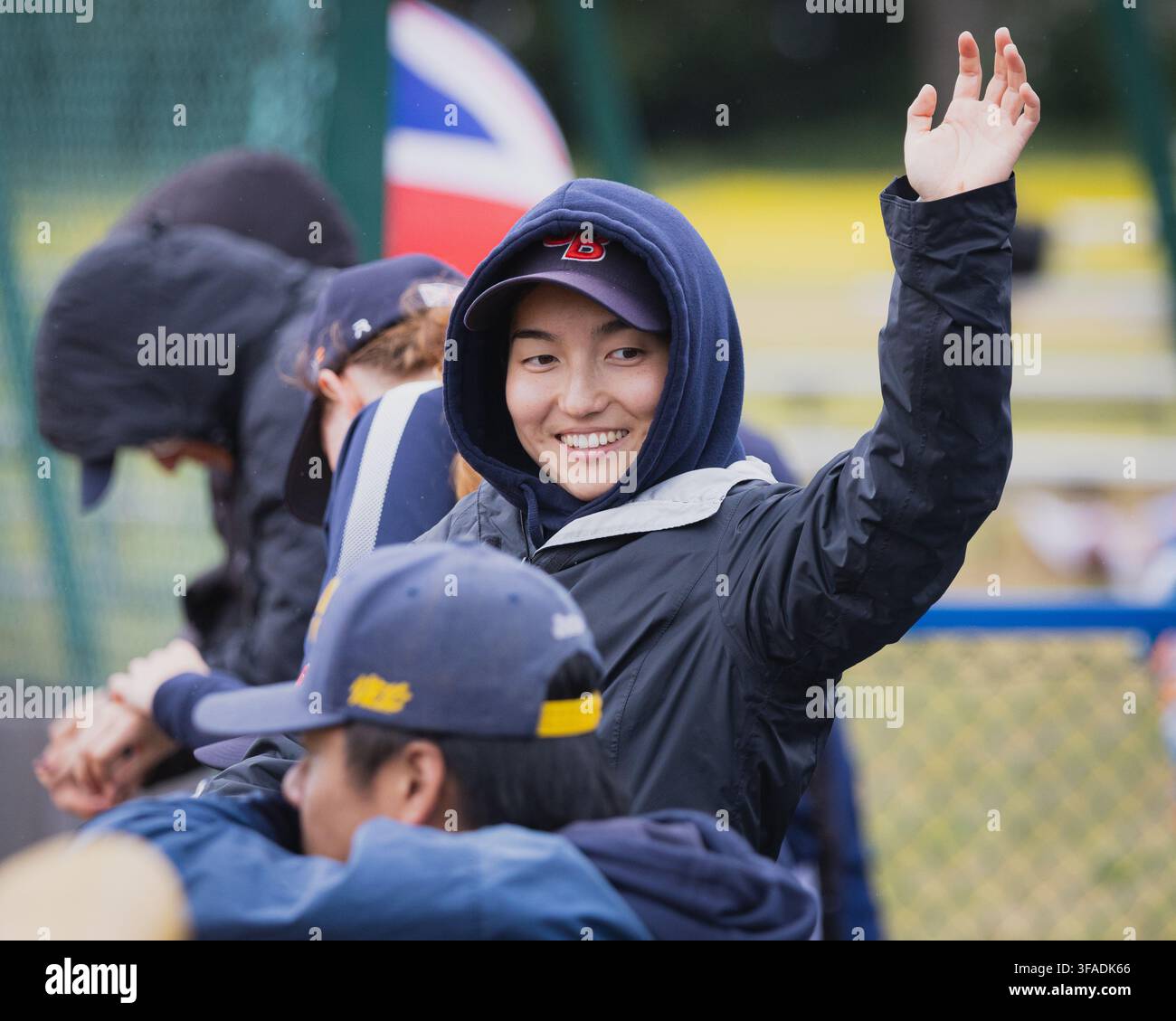 FARNHAM ROYAL, BUCKINGHAMSHIRE, REGNO UNITO - 6 GIUGNO 2026: La giocatrice della Gran Bretagna Laura Hirai, numero 7, alza la mano mentre è in piedi con i compagni di squadra Foto Stock