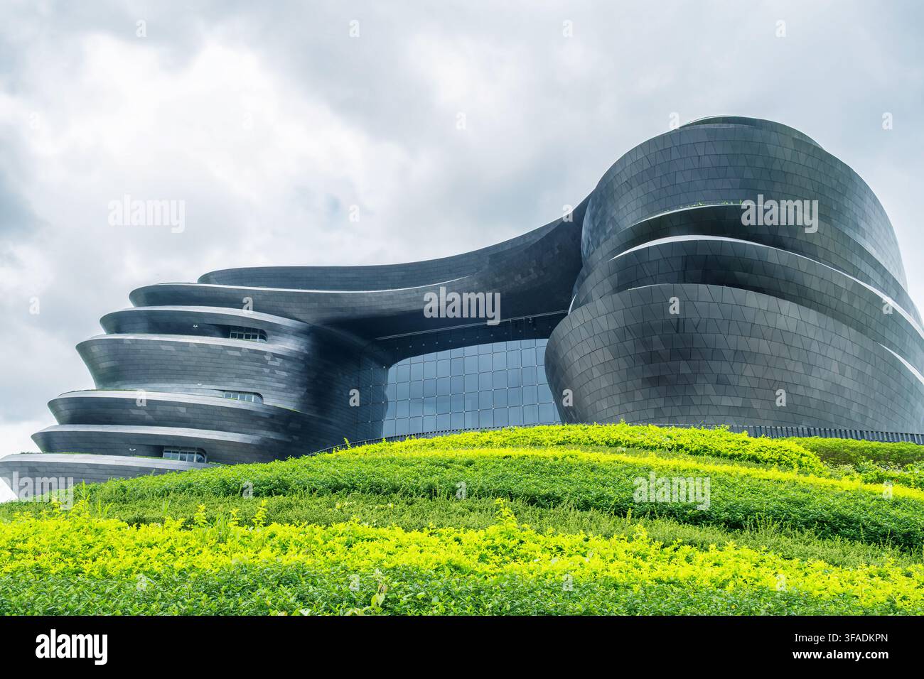 Esterno del Museo della Scienza e della Tecnologia di Shenzhen nel distretto di Guangming, progettato da Zaha Hadid Architects con un'architettura scultorea futuristica Foto Stock