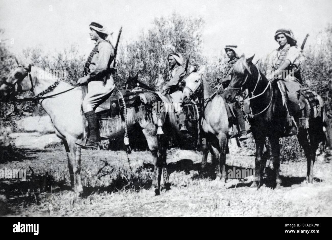 Combattenti arabi a cavallo durante la rivolta araba del 1936–1939 in Palestina. Foto Stock