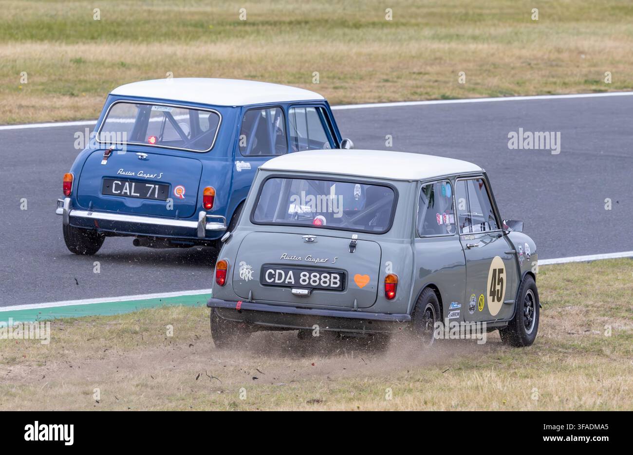 David Ogden nella sua Austin Mini Cooper S del 1964 va un po' fuori controllo a Murrays durante l'Equipe Classic Race del 2026 a Snetterton, Norfolk, UK. Foto Stock