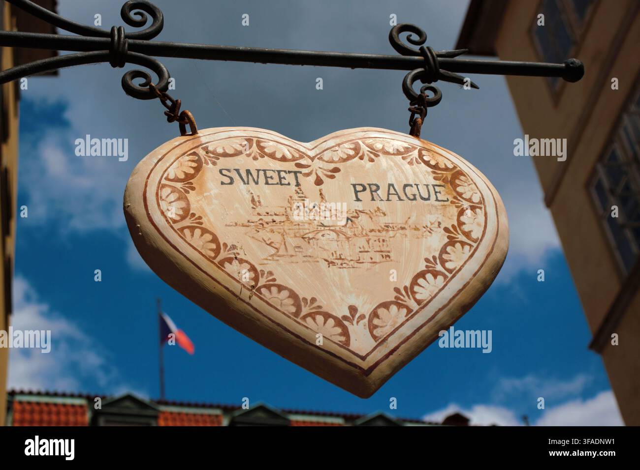 Praga, Repubblica Ceca: Insegna decorativa a forma di cuore "Sweet Prague" con bandiera ceca e cielo blu sullo sfondo. Foto Stock