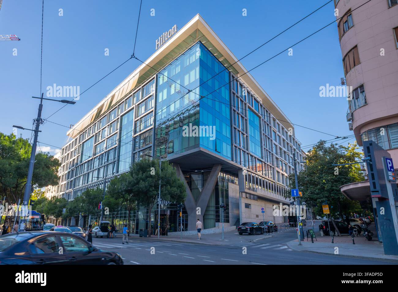 Belgrado, Serbia - 28 luglio 2026: Hilton Hotel nel centro di Belgrado, Serbia, con la sua facciata contemporanea e l'ambiente urbano. Foto Stock