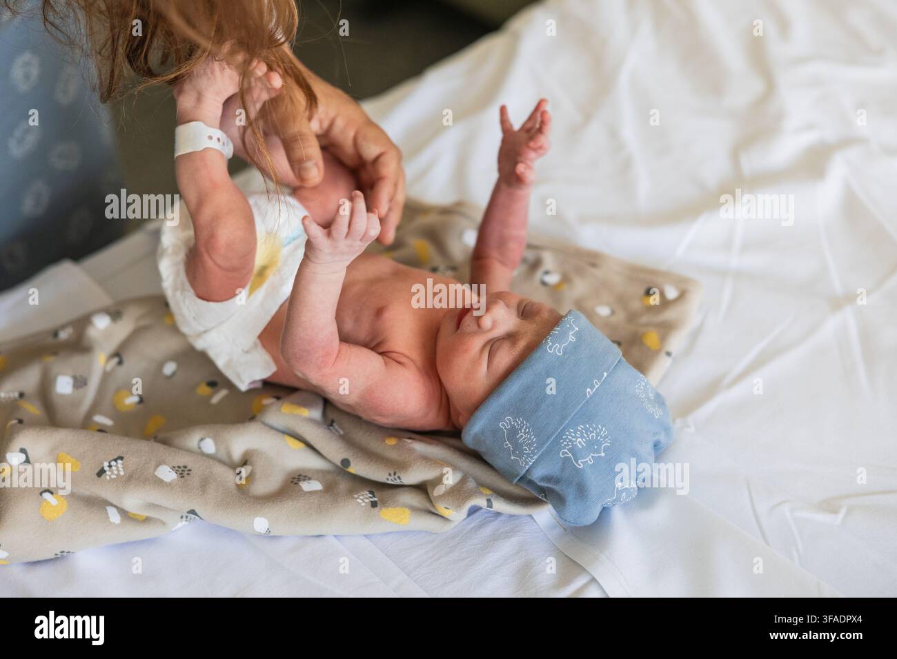 Neonato a cui viene cambiata la pannolina in ospedale Foto Stock