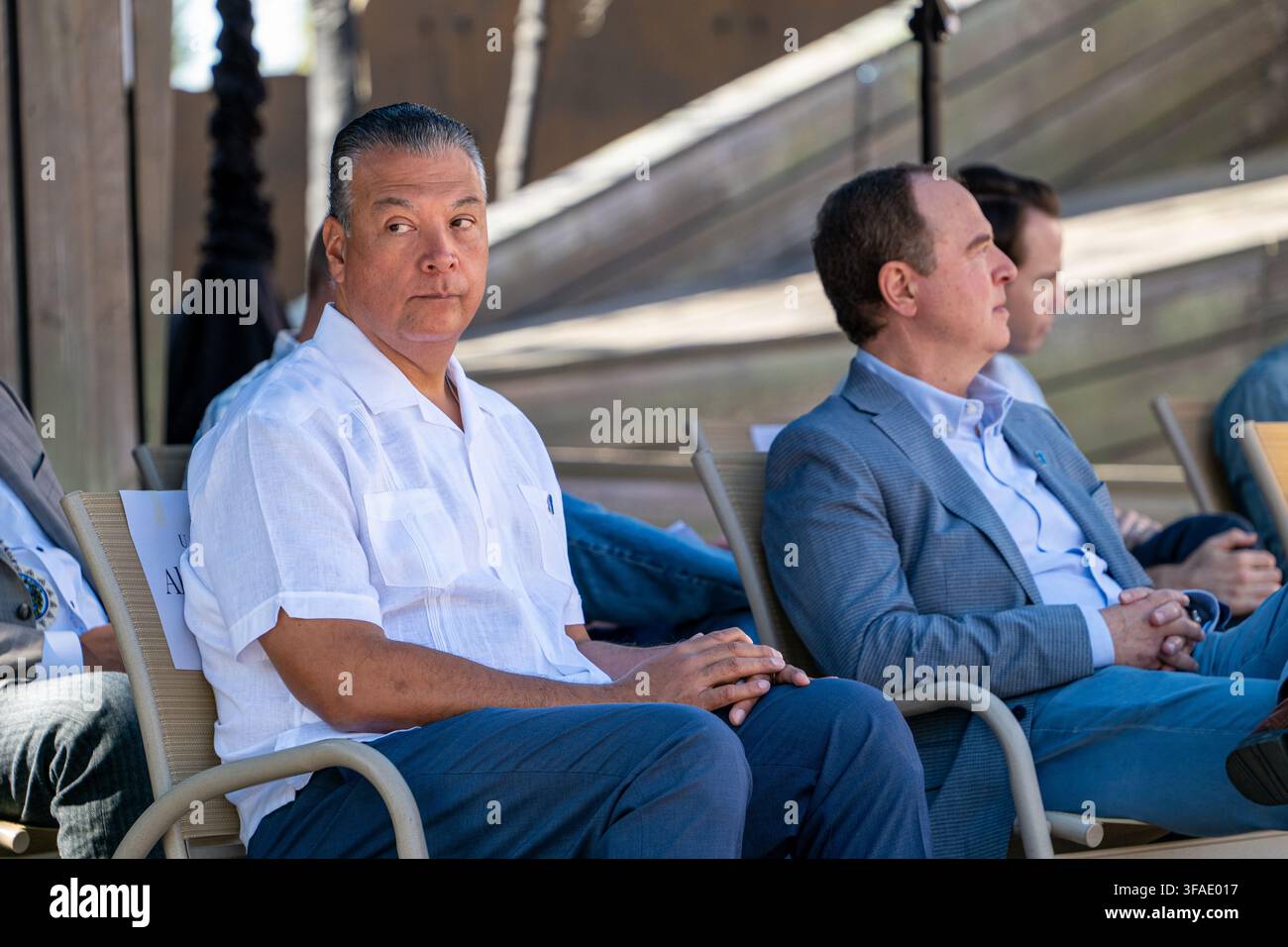 I senatori della California Alex Padilla (D-CA) e Adam Schiff (D-CA) siedono in prima fila durante i discorsi al 30° summit annuale del Lago Tahoe. Foto Stock