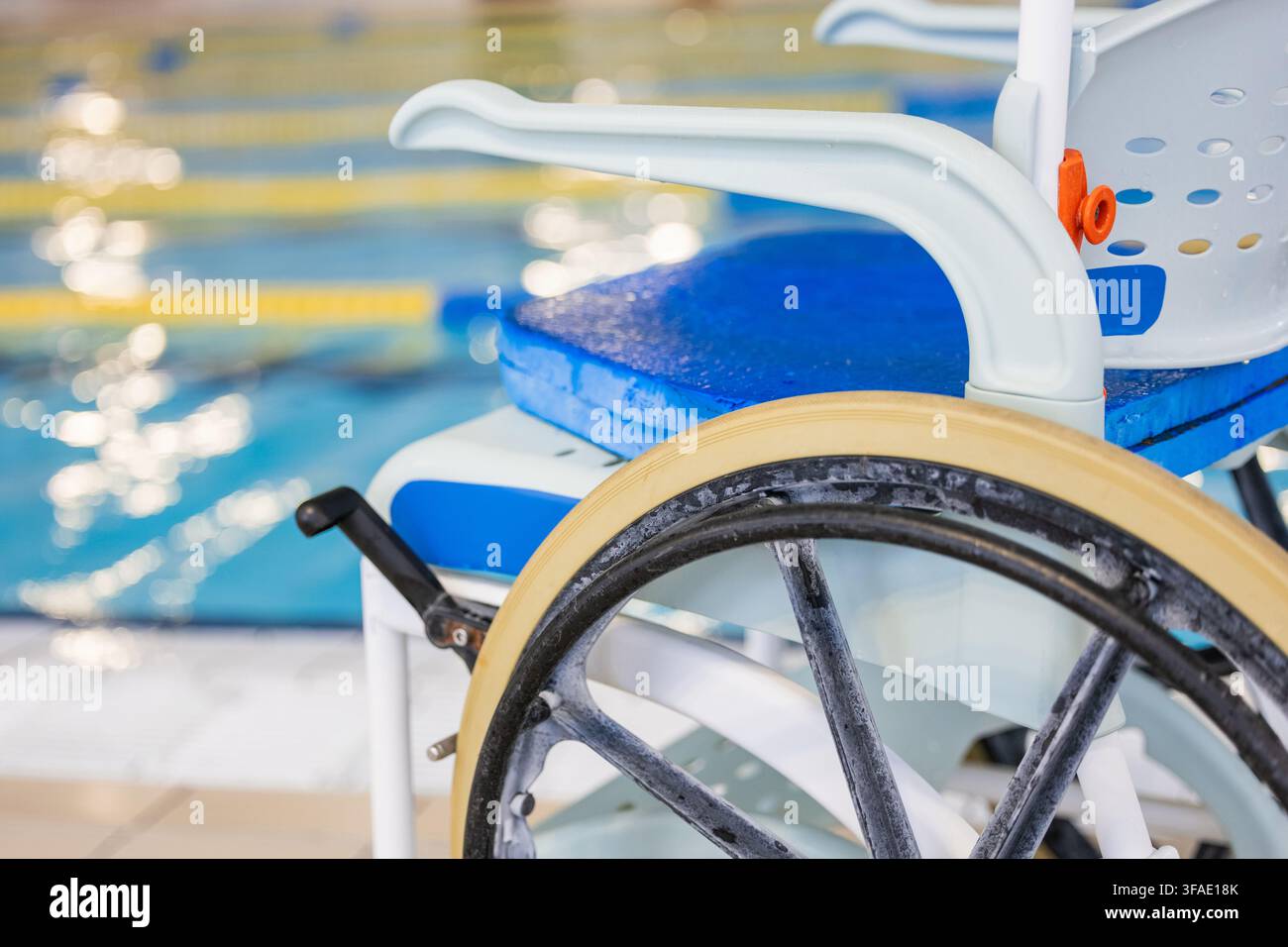Sedia a rotelle da piscina che fornisce accessibilità alle persone con disabilità Foto Stock