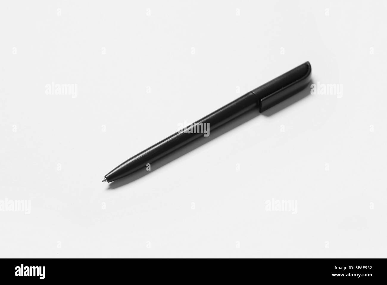 Concetto di scrittura e comunicazione, penna nera su uno sfondo bianco pulito, materiale d'ufficio e strumenti educativi Foto Stock