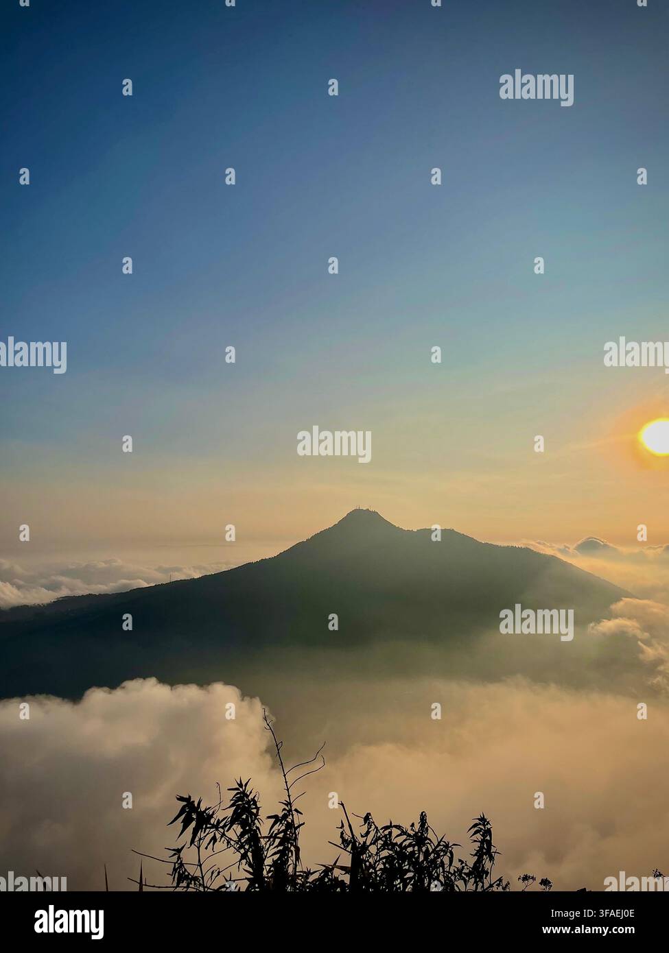 Monte Telomoyo all'alba visto dal Monte Andong, Giava centrale, Indonesia - Immagine stock catturata con smartphone