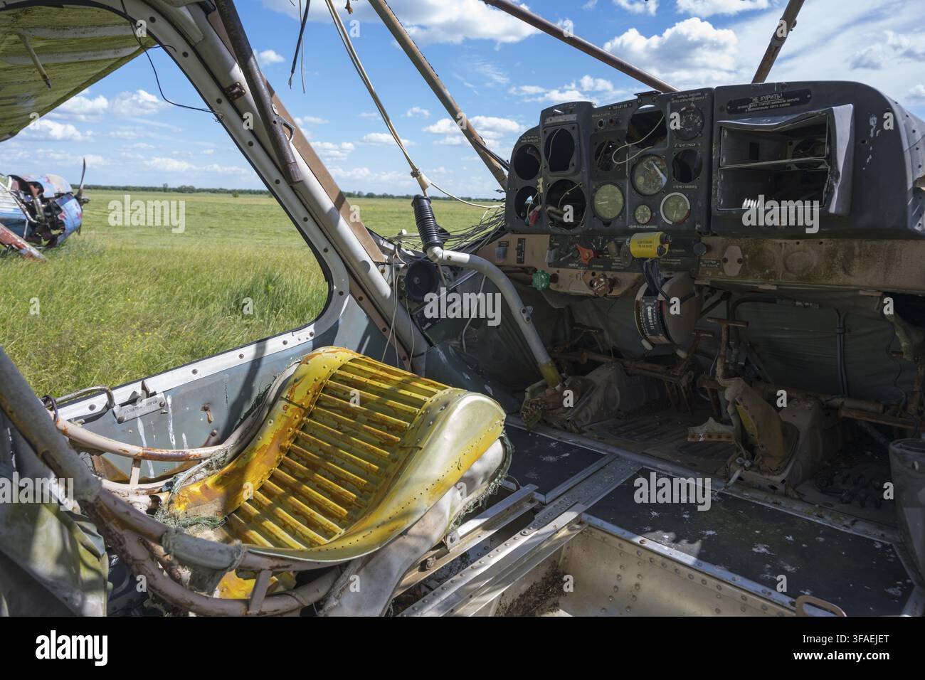Un cockpit fatiscente di un aereo con un sedile arrugginito e vecchi strumenti di volo, cockpit e pannello degli strumenti un aereo multiuso del tipo P Foto Stock
