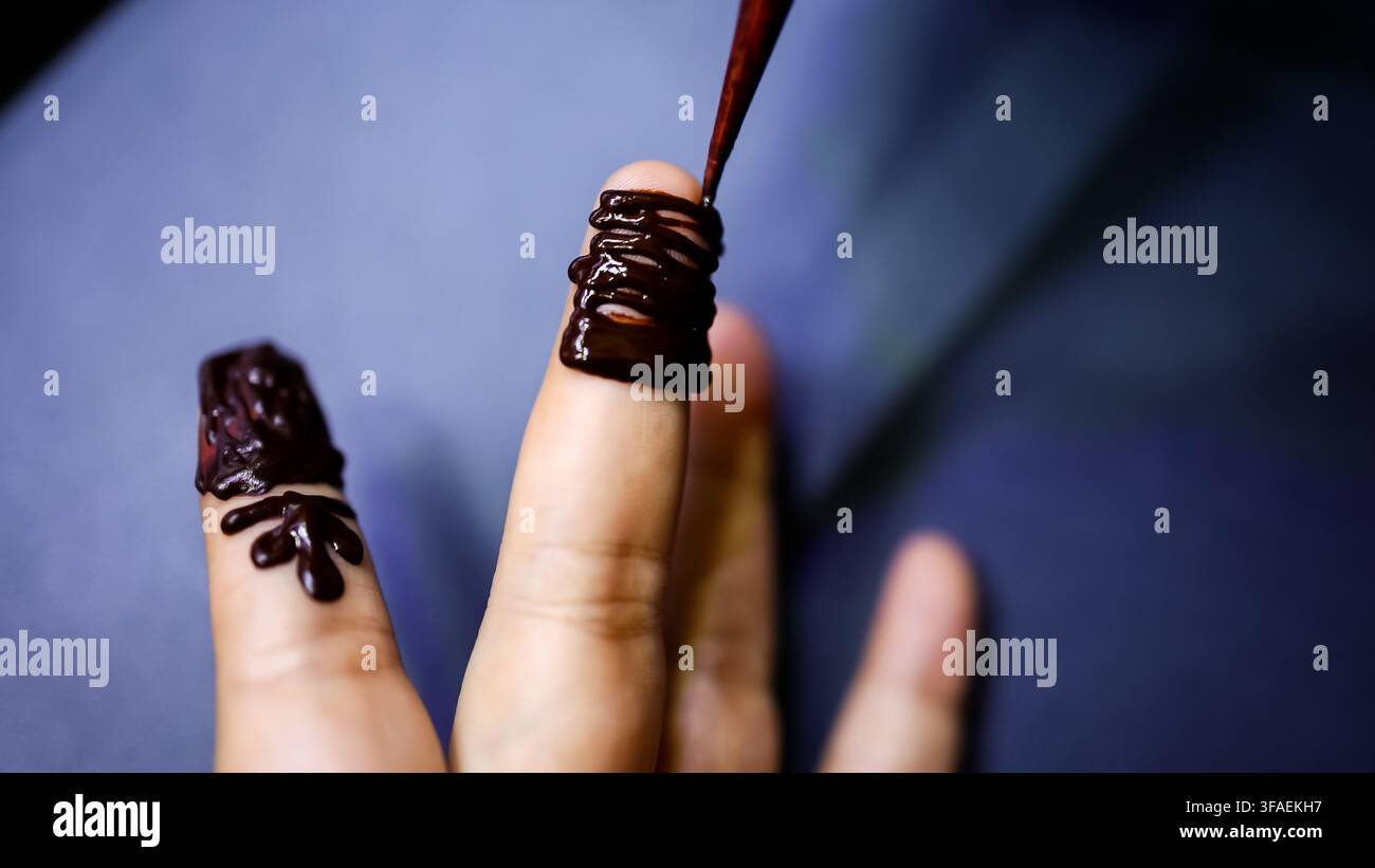 Design tradizionale di Mehndi Henné applicato sulla mano di una donna Foto Stock