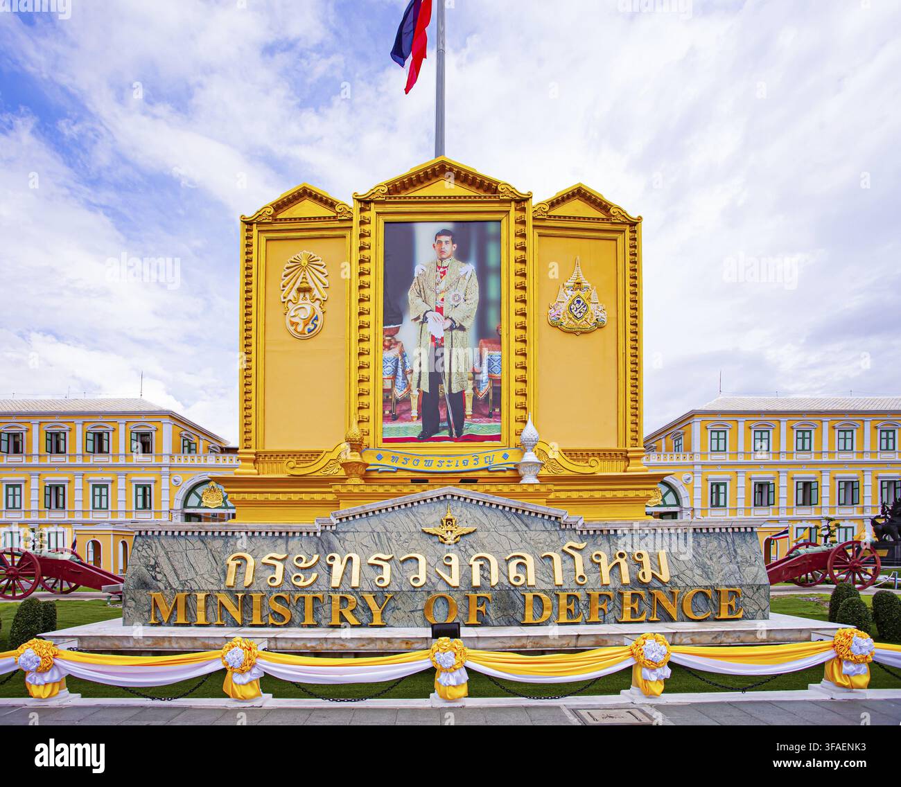 Ingresso principale segnaletica del Ministero della Difesa, Bangkok, Thailandia Foto Stock