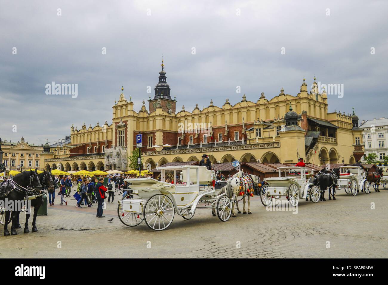 Cracovia in Polonia - 21 Maggio 2019: Bella ensemble di Piazza del Mercato con i suoi monumenti medievali Foto Stock