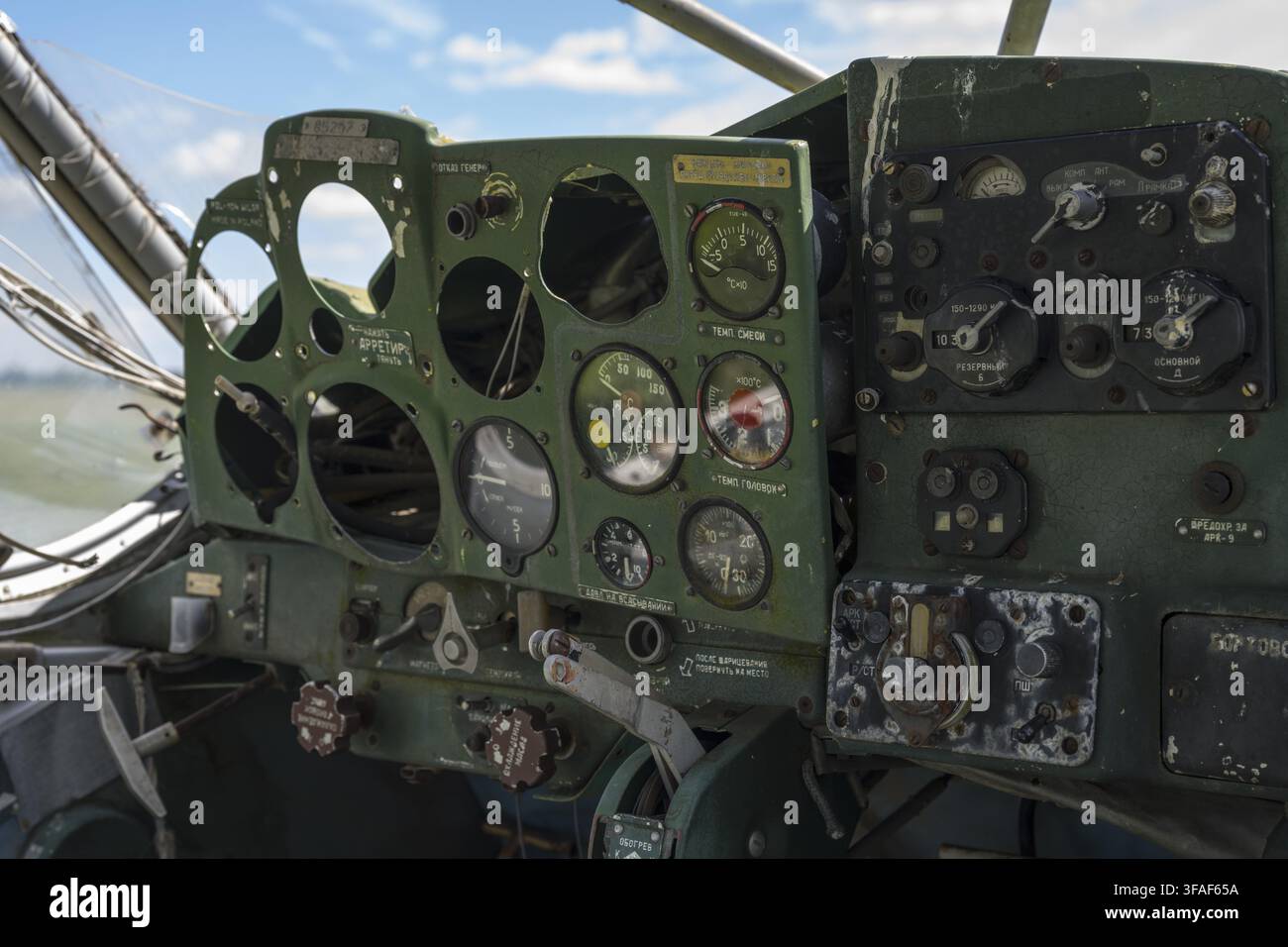 Il pannello degli strumenti consumato in un cockpit di aereo con diversi strumenti di misurazione, cockpit e pannello degli strumenti di un PZL-104 Wilga multiuso Foto Stock