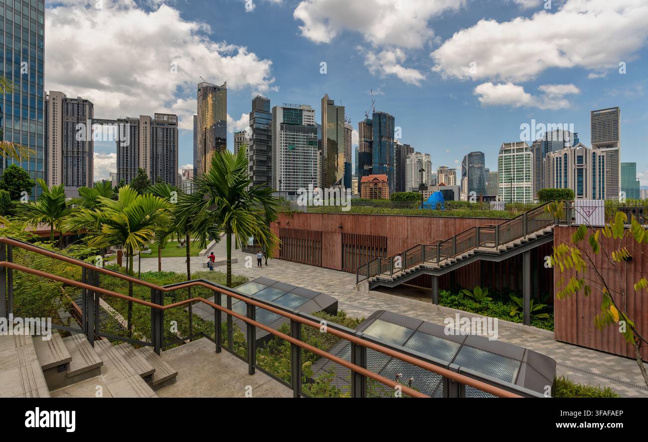 Kuala Lumpur, Malesia - 1 marzo 2025: Vista della moderna skyline e dei grattacieli dal parco paesaggistico di TRX City, che mostra l'architettura urbana, l Foto Stock