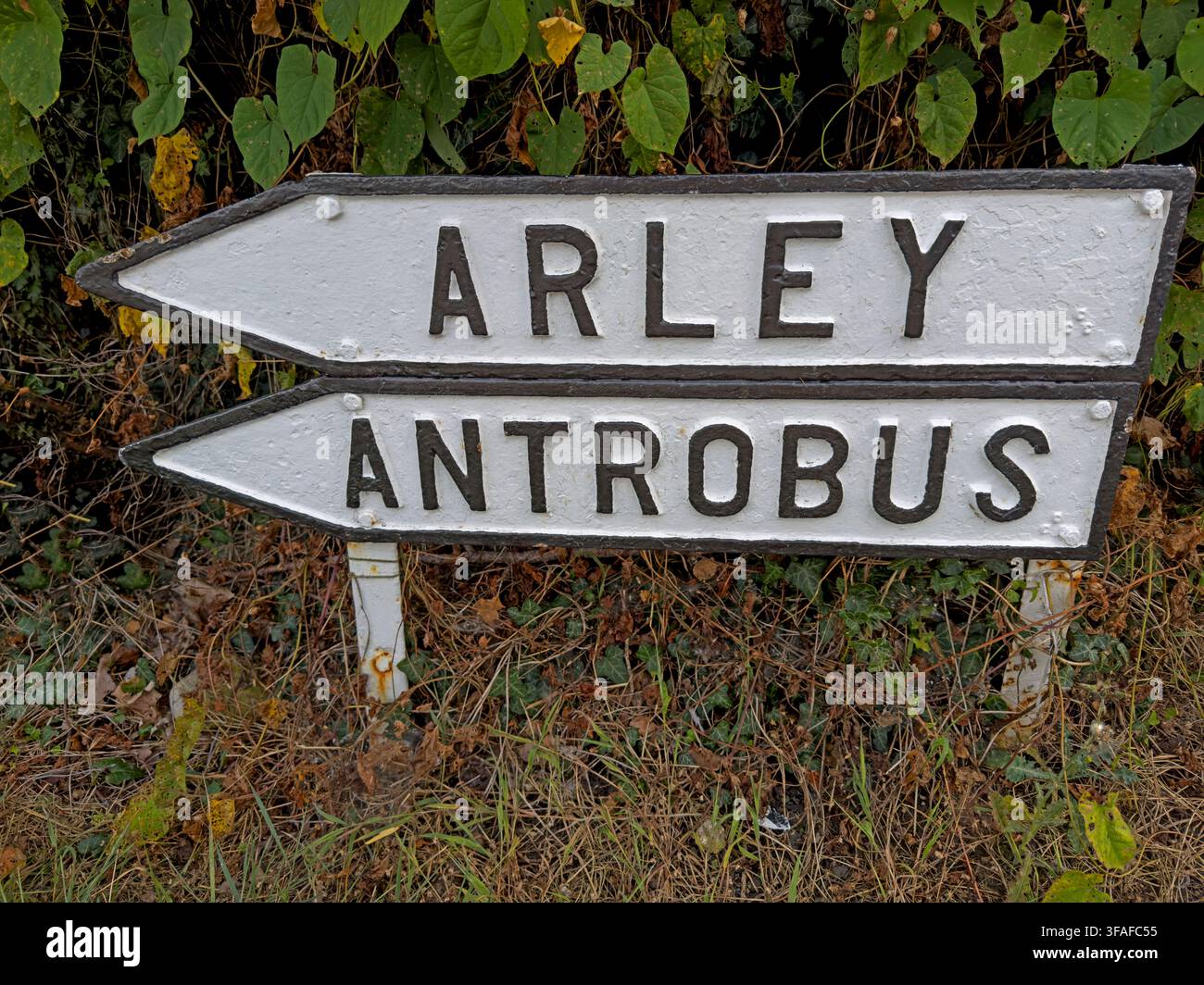 Segni stradali antiquati per Arley e Antrobus ad Appleton Thorn. Foto Stock