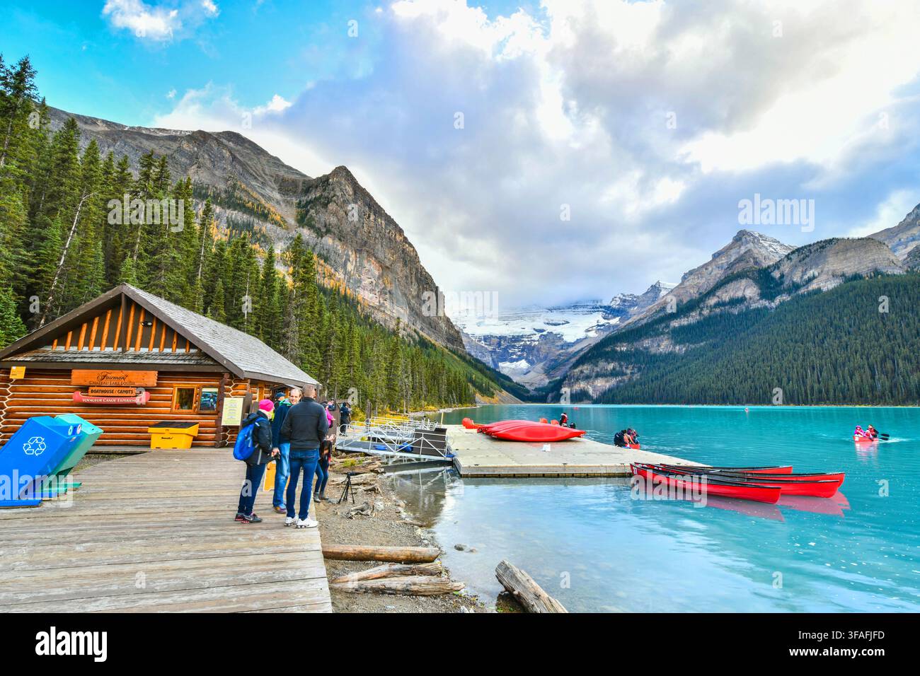 BANFF, CANADA - 29 SETTEMBRE 2017: Canoa rosse nelle acque turchesi del lago Louise, Parco Nazionale di Banff, Alberta, Canada Foto Stock