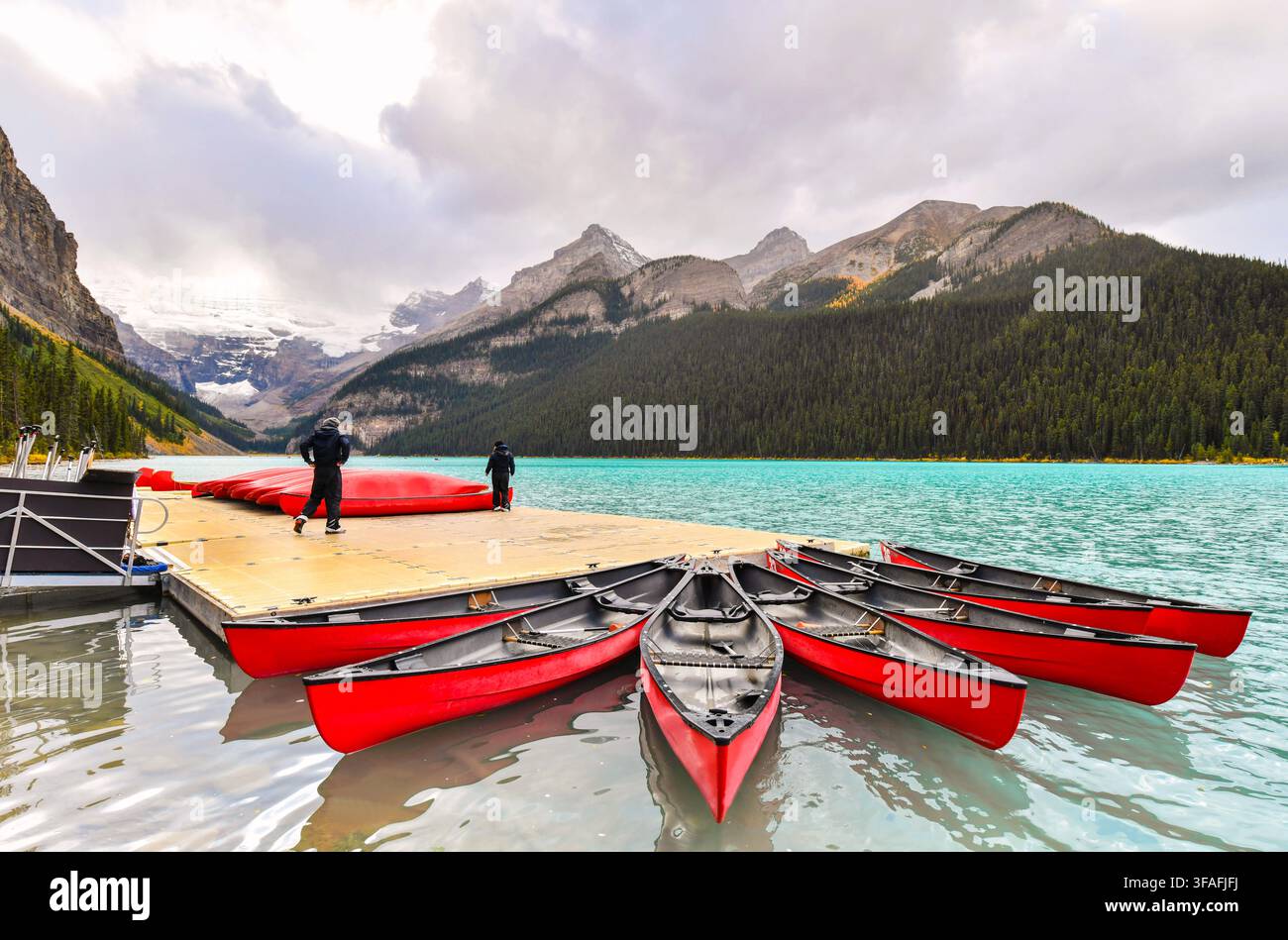 BANFF, CANADA - 29 SETTEMBRE 2017: Canoa rosse nelle acque turchesi del lago Louise, Parco Nazionale di Banff, Alberta, Canada Foto Stock