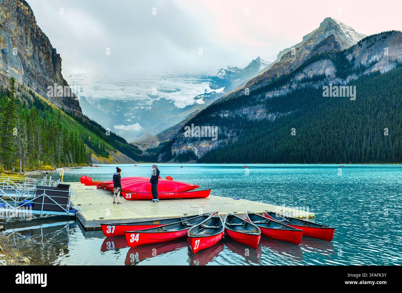 BANFF, CANADA - 29 SETTEMBRE 2017: Canoa rosse nelle acque turchesi del lago Louise, Parco Nazionale di Banff, Alberta, Canada Foto Stock