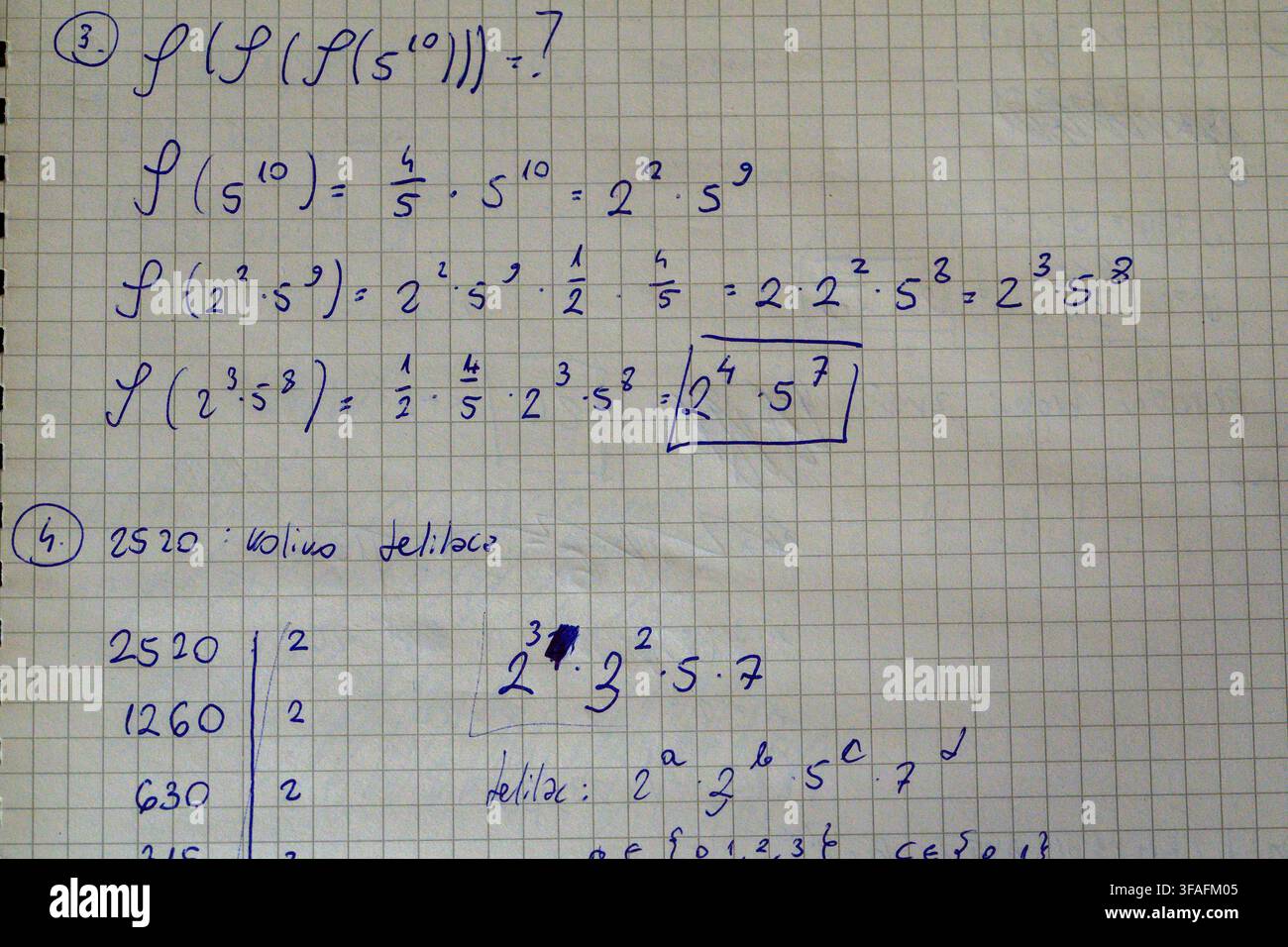 Una pagina di quaderno con problemi di teoria dei numeri scritti a mano, inclusi un esercizio di notazione di funzione e la fattorizzazione in numeri primi di 2520. Foto Stock