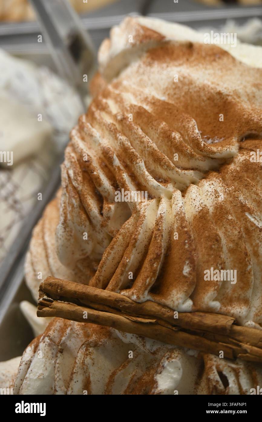 Delizioso gelato al cioccolato e noci in un espositore Foto Stock
