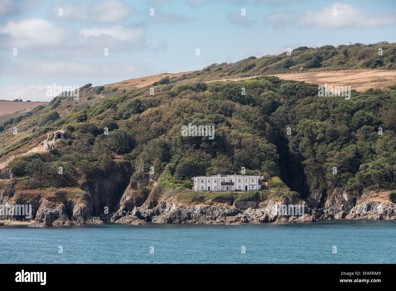 La Old Signal House sulla penisola di Rame, Cornovaglia, ora contiene 3 appartamenti in affitto con cucina. A sinistra si trova la follia della regina Adelaide del XIX secolo Foto Stock