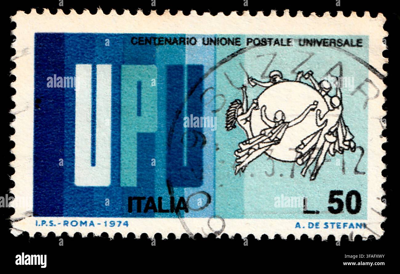 Francobollo italiano vintage da 50 Lire emesso nel 1974 per commemorare il Centenario dell'Unione Postale Universale UPU con grafica moderna in Italia Foto Stock
