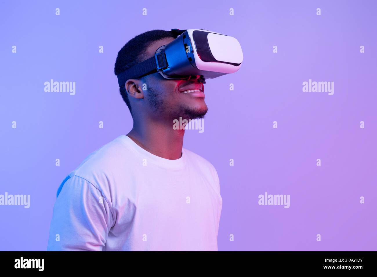 Tecnologie moderne per l'intrattenimento. Uomo nero eccitato che indossa occhiali vr guardando da parte Foto Stock