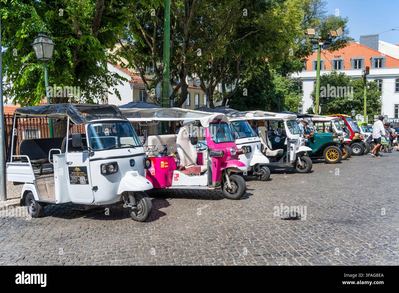 Taxi elettrici Tuk-Tuk in attesa del ritorno dei clienti parcheggiati fuori dalla Cattedrale di Lisbona nel quartiere storico di Alfama a Lisbona in Portogallo, Europa Foto Stock
