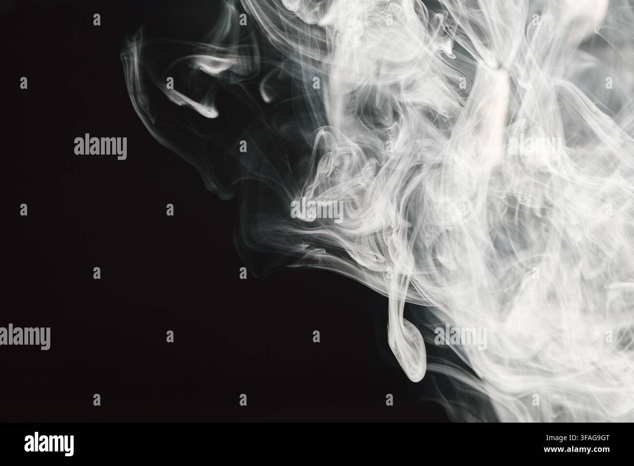Vortici di fumo bianco astratti e motivi di vapore che scorrono e si arricciano con grazia su uno sfondo nero scuro. Foto Stock