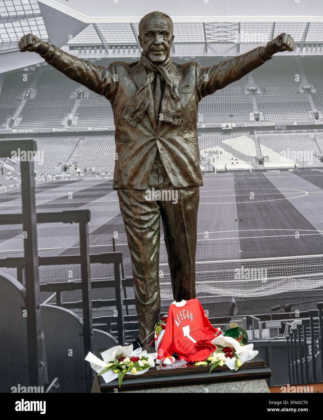 Statua di bronzo del leggendario ex manager del Liverpool FC Bill Shankly in piedi fuori dal Kop Stand all'Anfield Stadium, Liverpool, Inghilterra, Regno Unito Foto Stock