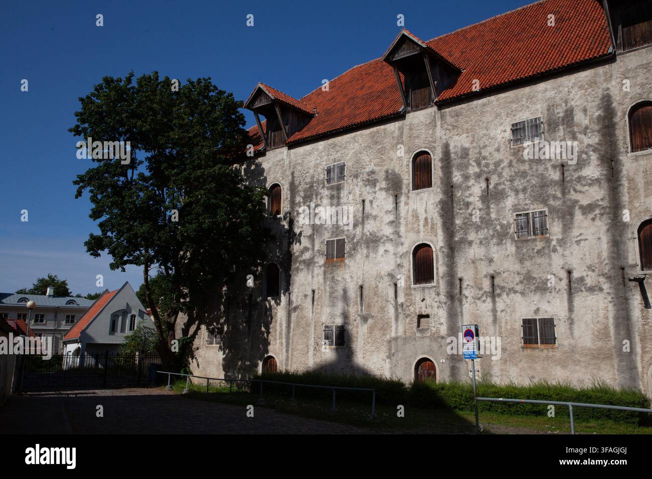 Magazzino (Ait) del XVII secolo nella vecchia città di Tallinn, in Estonia, che attualmente ospita il Museo estone di arte applicata e design Foto Stock