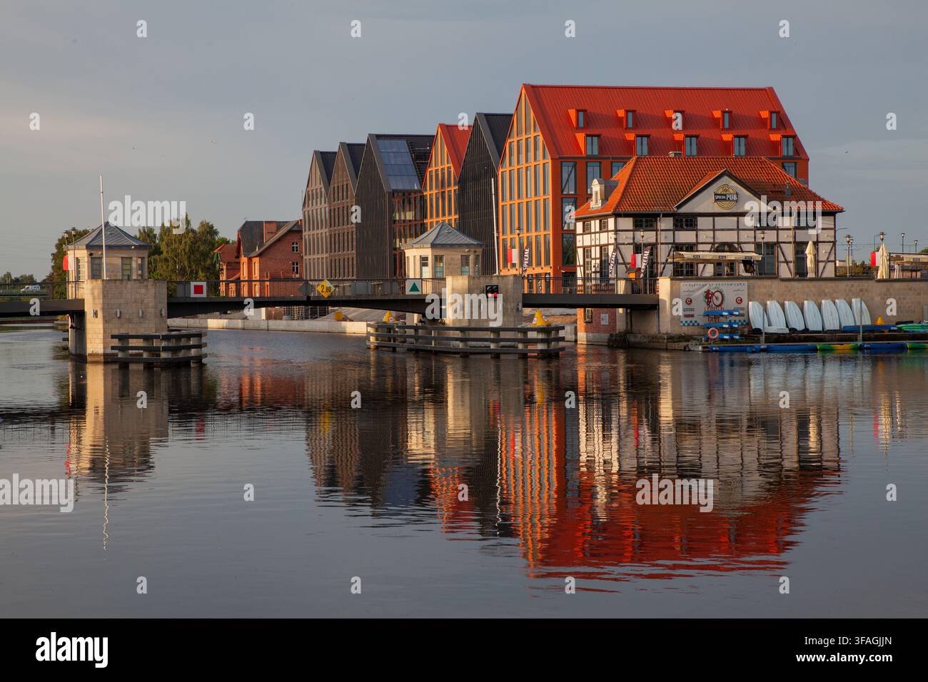 Fiume Elbląg a Elbląg, Polonia, con il Ponte Alto (Most Wysoki), gli edifici in stile storico sull'Isola del Granaio (Wyspa Spichrzów) Foto Stock