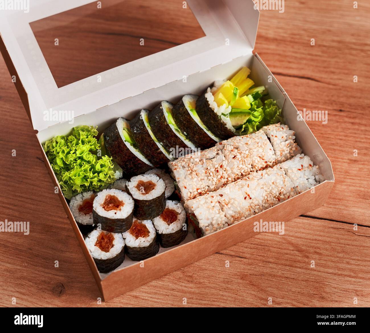 Assortimento di sushi vegetariano fresco disposto in una scatola da asporto, con rotoli di maki ai vegetali, riso per sushi e alghe nori. Foto Stock