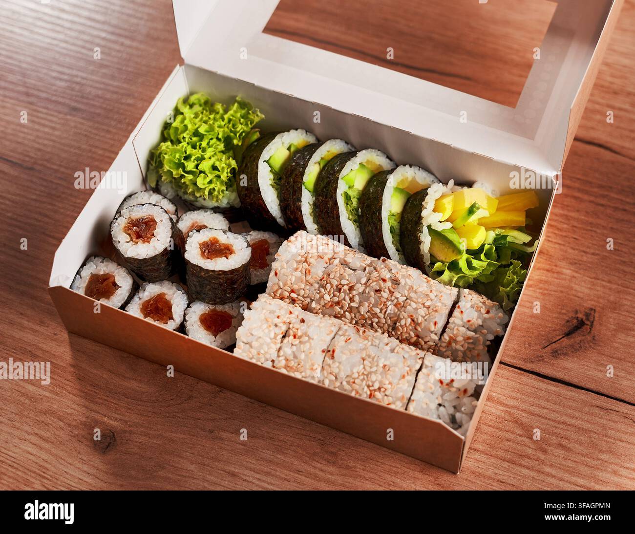 Assortimento di sushi vegetariano fresco disposto in una scatola da asporto, con rotoli di maki ai vegetali, riso per sushi e alghe nori. Foto Stock