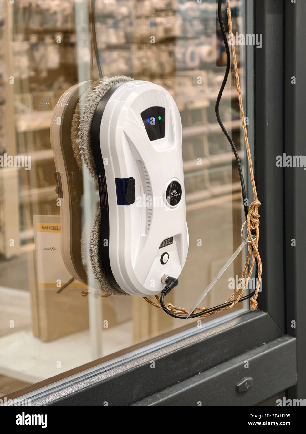 5 giugno 2026, San Pietroburgo, Russia. Il robot bianco per la pulizia delle finestre, un modello Cleanbot, dimostra la pulizia delle finestre. Il dispositivo utilizza Cleani rotanti Foto Stock