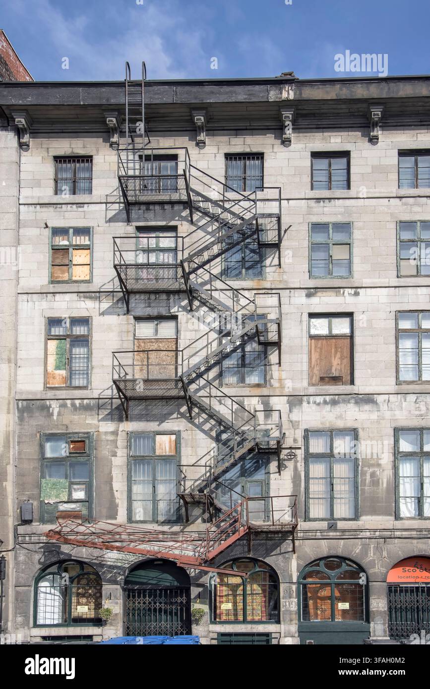 Scalette antincendio tradizionali su edifici antichi nel vecchio Montreal, Quebec, Canada Foto Stock