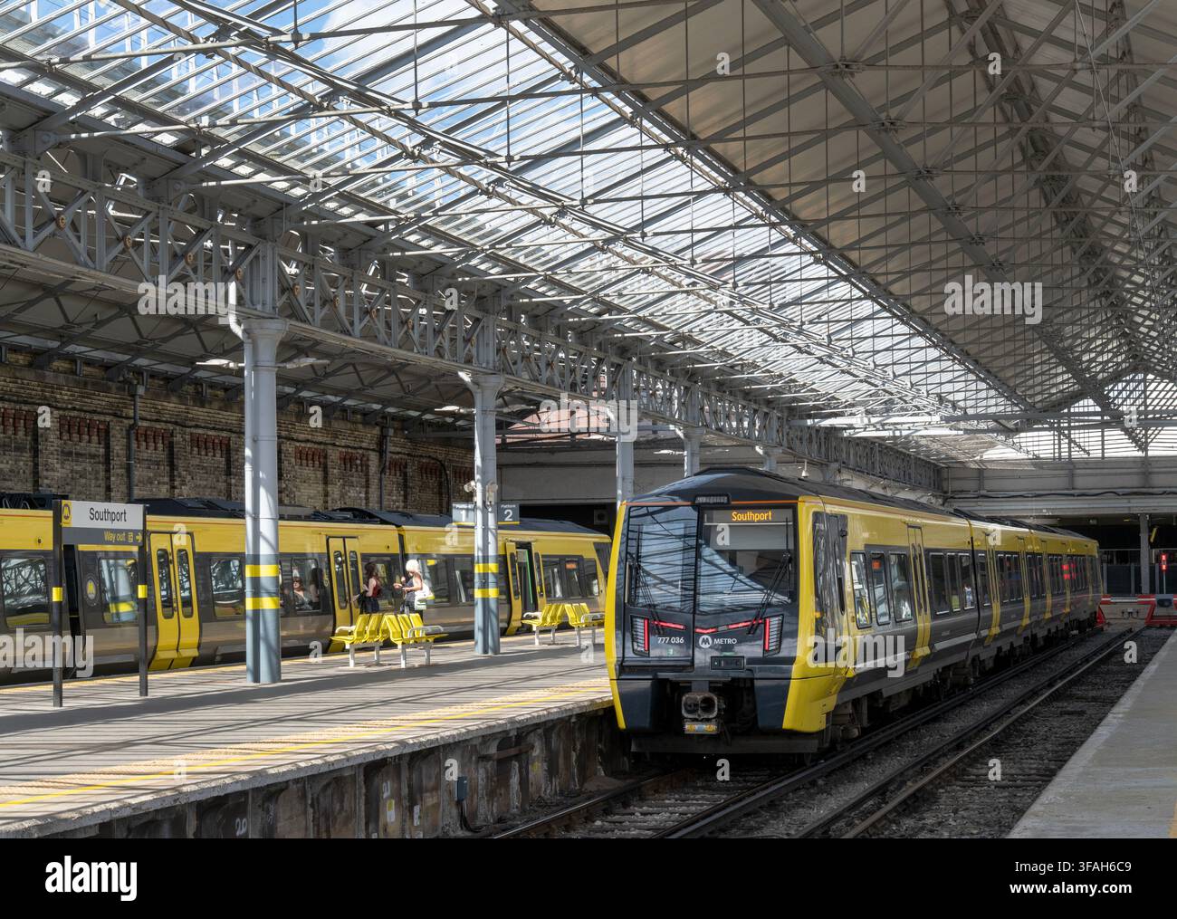 Treno elettrico multiple British Rail Stadler Class 777 gestito da Merseyrail, alla stazione ferroviaria di Southport, Southport, Merseyside, Inghilterra, Regno Unito Foto Stock