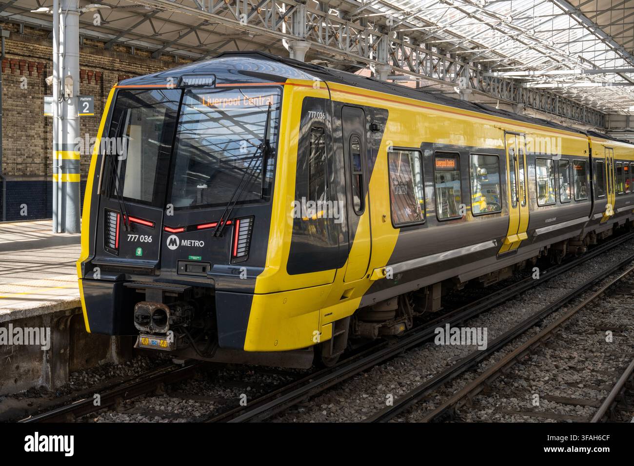 Treno elettrico multiple British Rail Stadler Class 777 gestito da Merseyrail, alla stazione ferroviaria di Southport, Southport, Merseyside, Inghilterra, Regno Unito Foto Stock