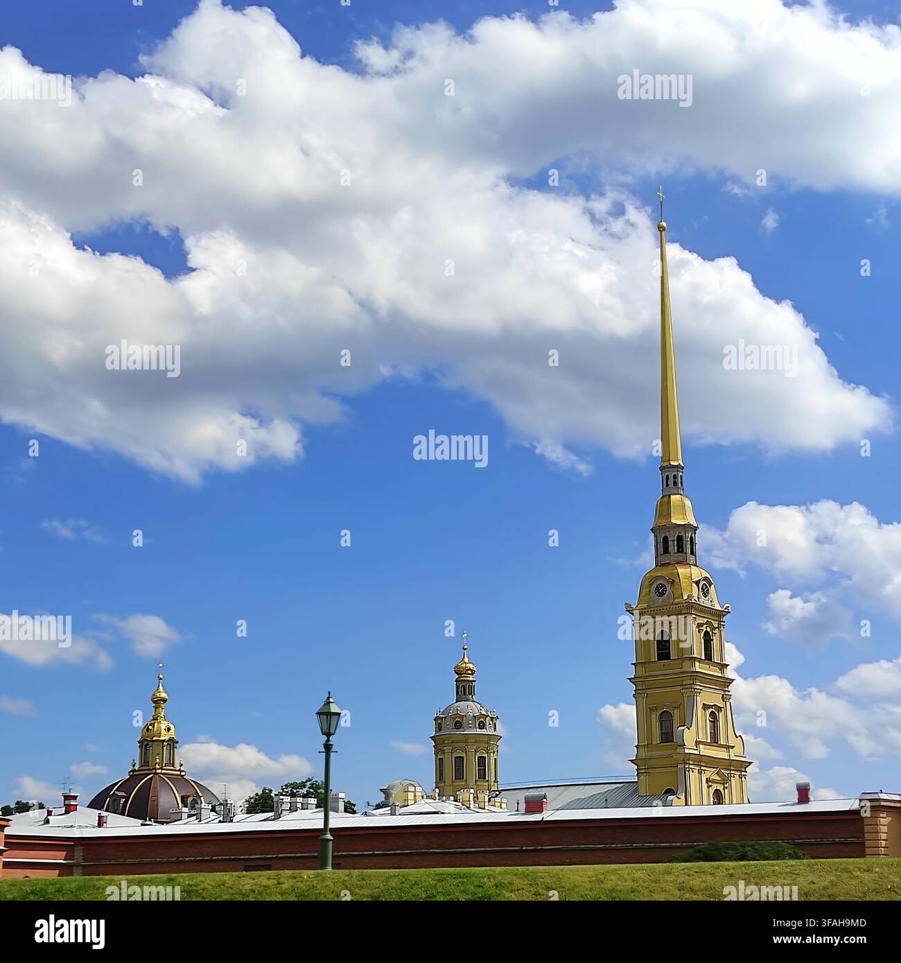 La cattedrale dei Santi Pietro e Paolo, situata all'interno della fortezza dei Santi Pietro e Paolo, presenta una torre campanaria con un campanile. È un simbolo storico della città an Foto Stock