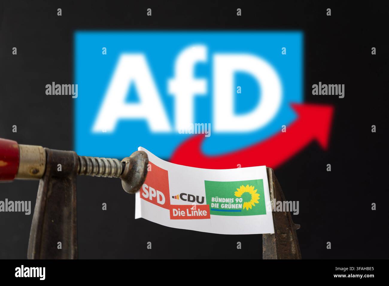 (Fotomontaggio) Immagine illustrativa: Un foglio con i loghi della CDU, SPD, dei Verdi e di Die Linke in una morsa a vite, con il logo AfD nella Ba Foto Stock