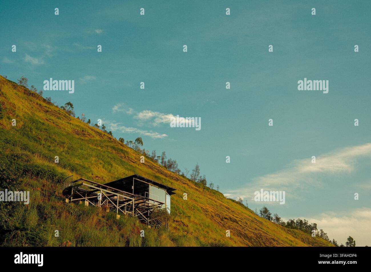 Capanna moderna su una collina con vista su montagne ricoperte di erba a Poombarai, Kodaikanal, Tamil Nadu, India Foto Stock
