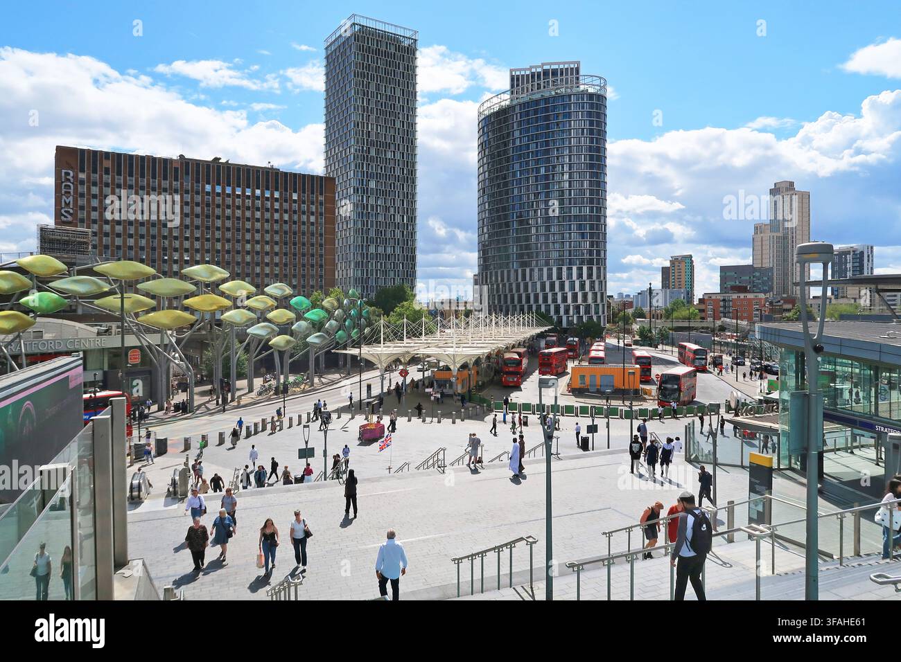 Stratford, Londra, Regno Unito. Vista (da nord) di Piazza Meridian, l'innesto autobus (a destra) e il centro di Stratford (a sinistra). Foto Stock