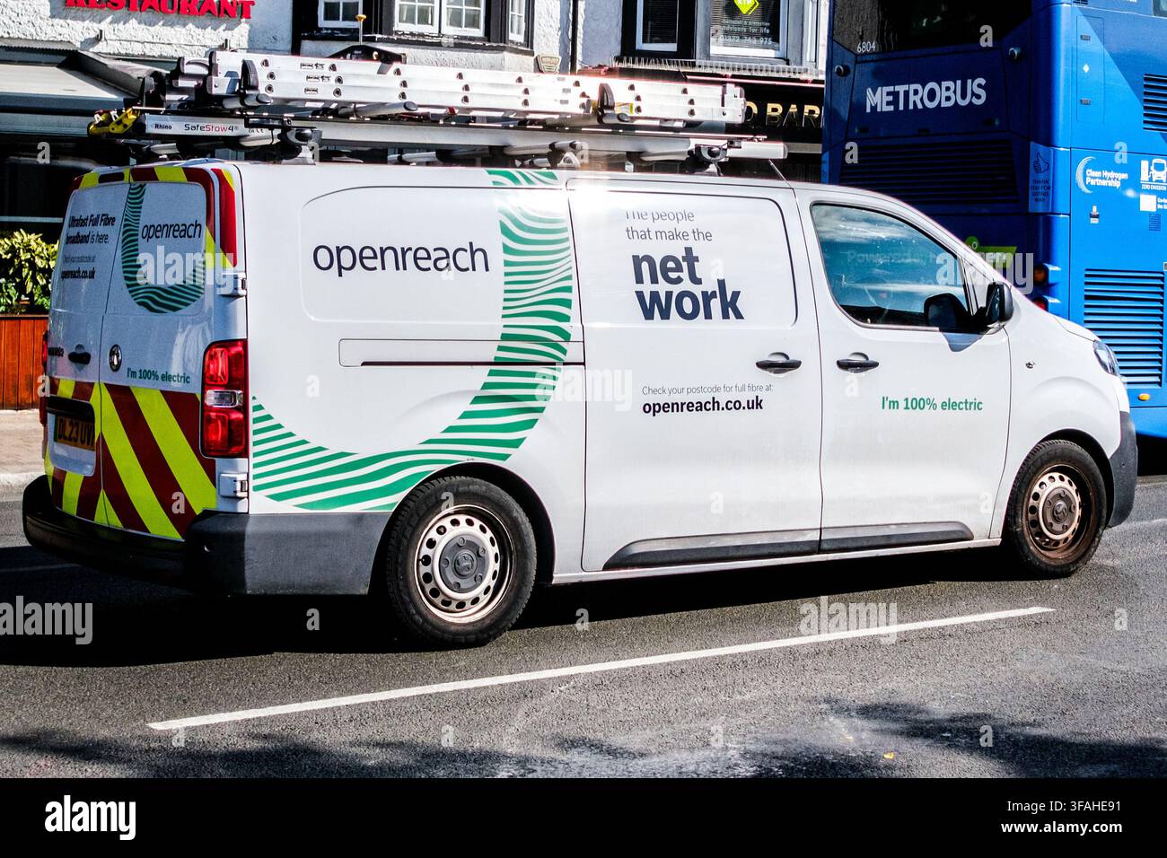 Londra UK, 20 agosto 2026, Primo piano di un furgone bianco elettrico Openreach su una strada del centro città Foto Stock