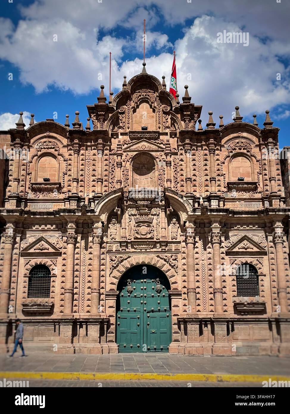 Chiesa storica in pietra con porta verde (Cusco, Perù) Foto Stock