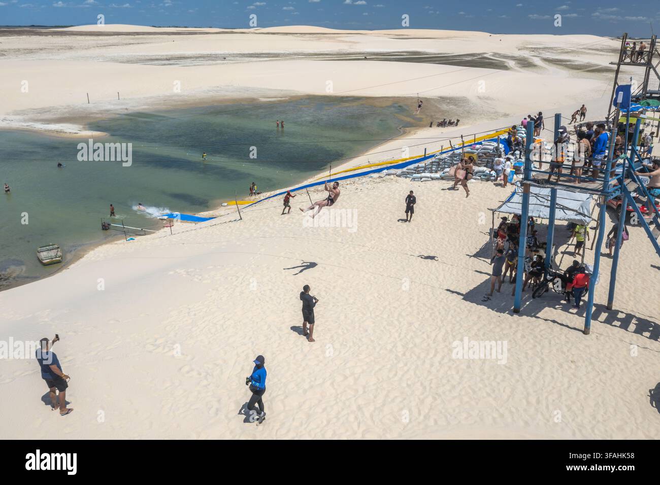 Vista a droni delle persone sulla laguna della teleferica formata dall'acqua piovana tra le dune Foto Stock
