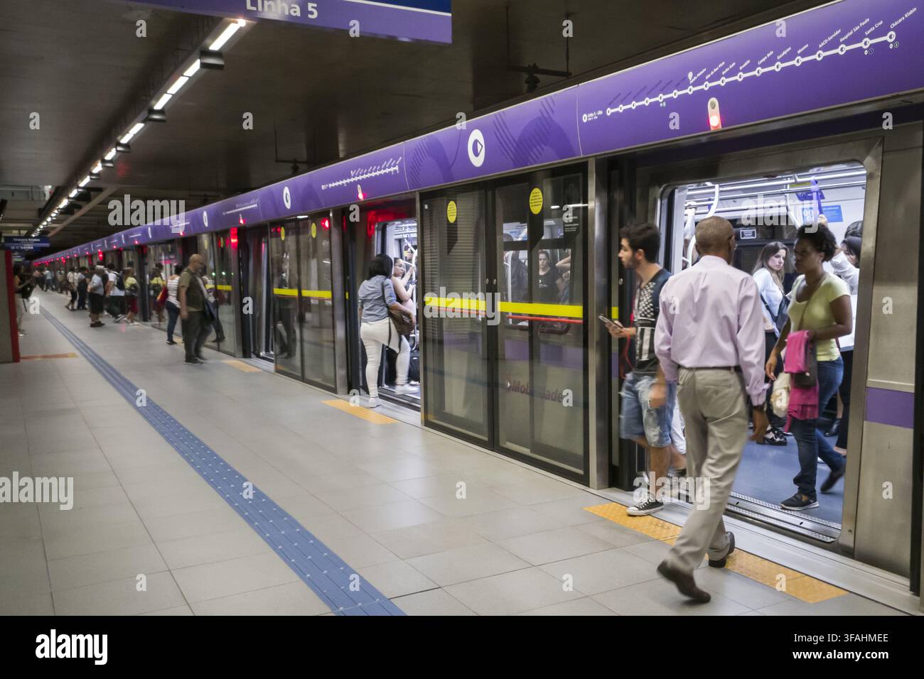Stazione Adolfo Pinheiro della linea 5 lilla con porte anti-suicidio Foto Stock