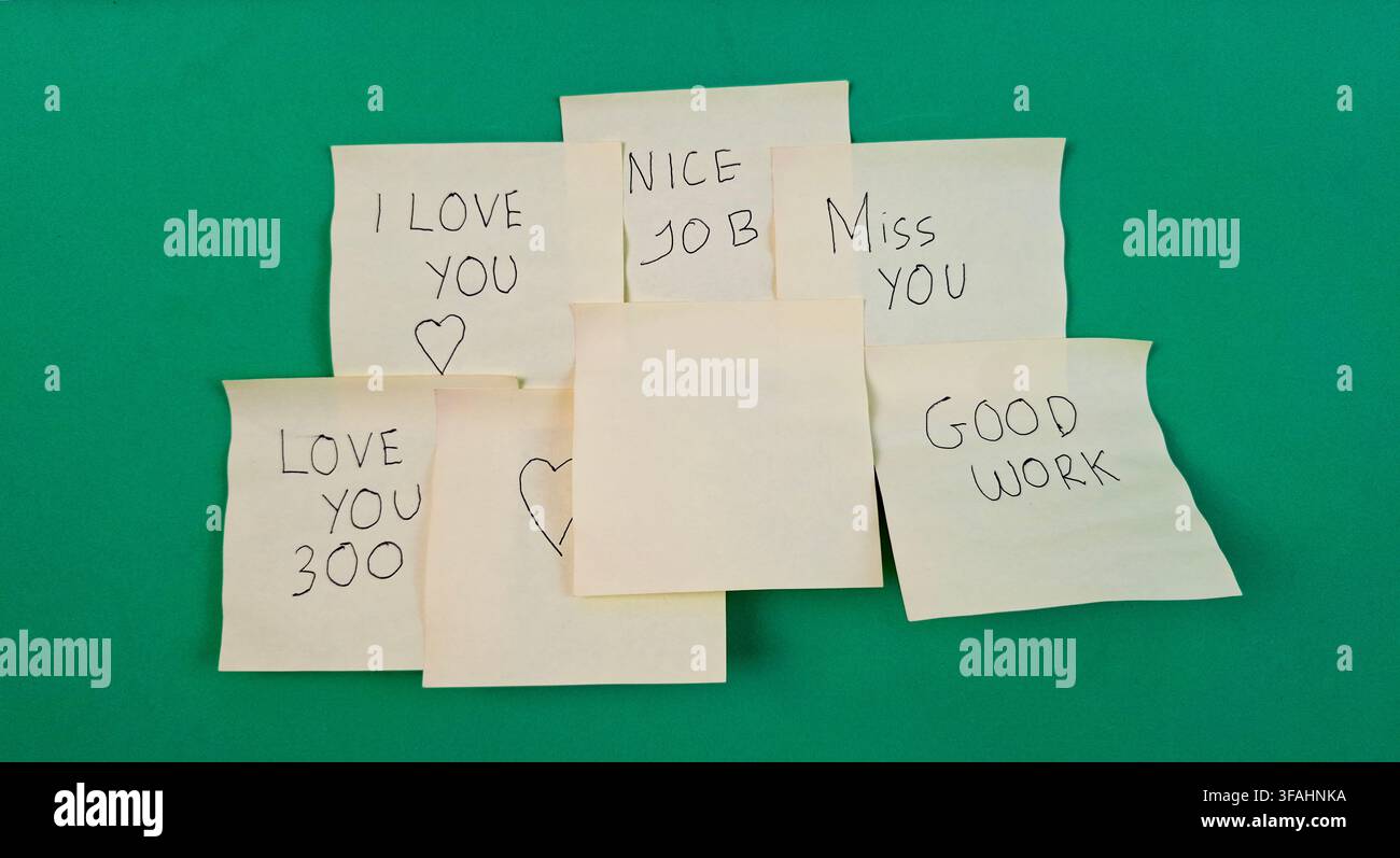 Post-it gialli con i messaggi TI AMO, BEL LAVORO, MI MANCHI e TI AMO TANTO, che creano un concetto semplice di affetto e apprezzamento. Foto Stock