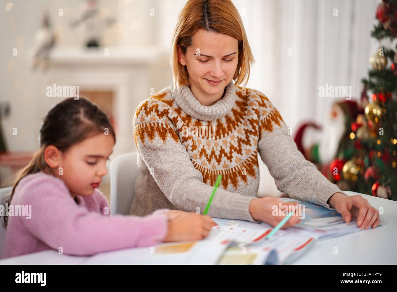 Madre e figlia che colorano durante le vacanze di Natale a casa Foto Stock