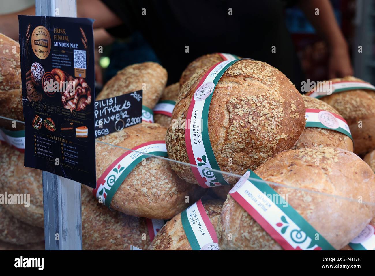 Il Pane del Giorno di San Stefano d'Ungheria (Pane dell'Anno) per il 2026, il pane Pilisi Pityókás della Panetteria SZÁSZ esposto a Budapest, Ungheria Foto Stock
