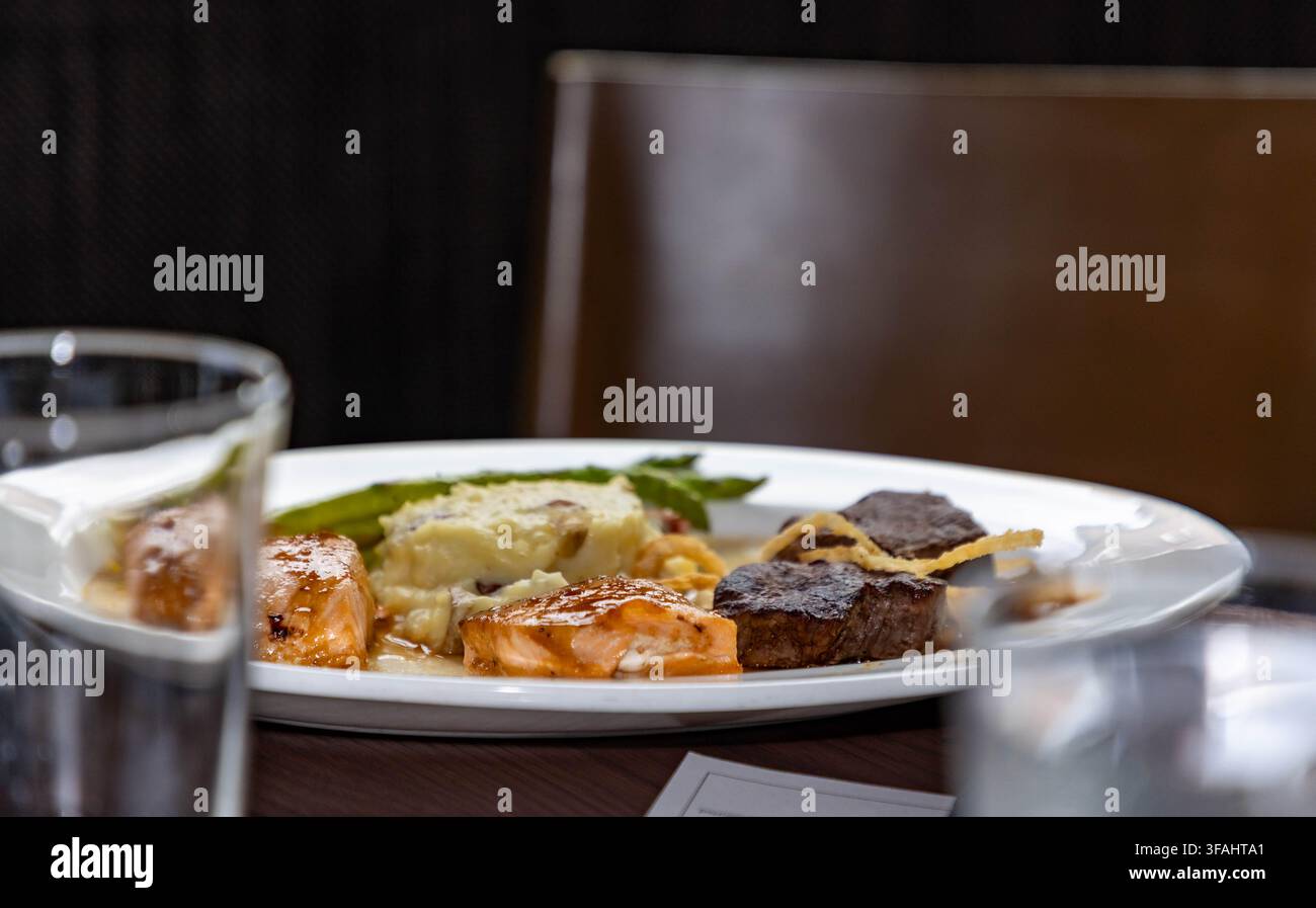 Questa classica combinazione di salmone e bistecca è universalmente conosciuta come Surf and Turf Foto Stock