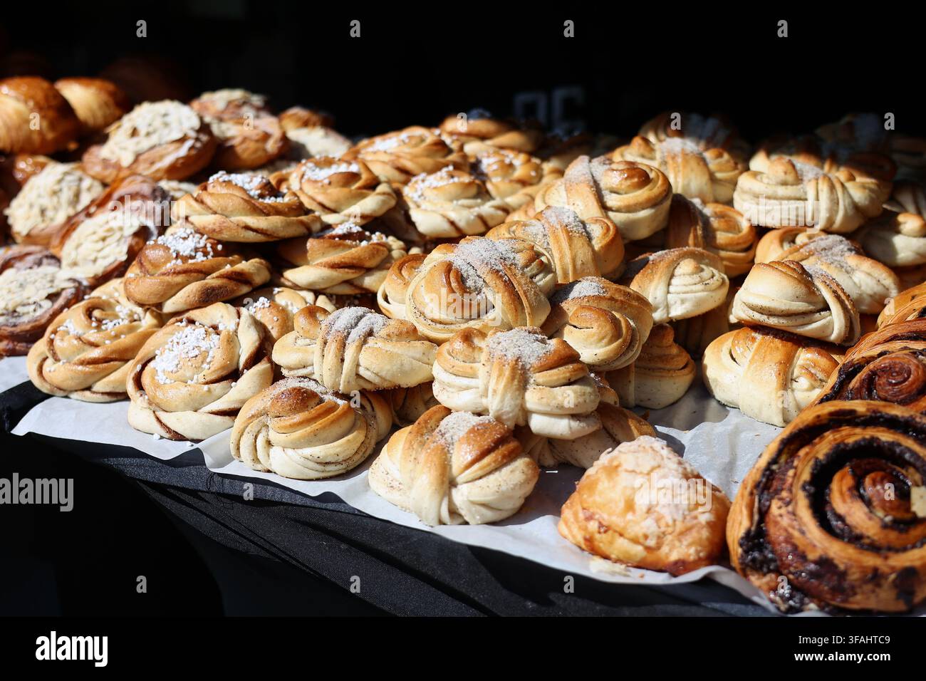 Varietà di pasticcini dolci esposti in un mercato alimentare a Budapest, Ungheria Foto Stock